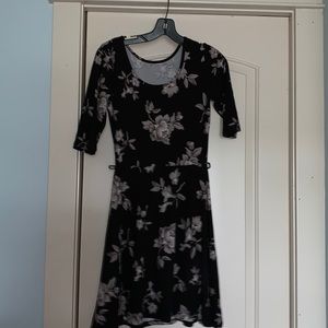 Women size M floral stretchy summer dress.